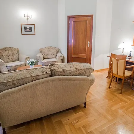 Feriested Palac Pod Kampinosem - Blisko Warszawy *