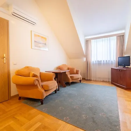 Feriested Palac Pod Kampinosem - Blisko Warszawy